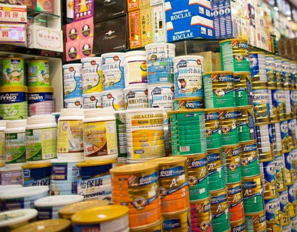 香港决定维持“限奶令” 带超过1.8公斤奶粉违法!